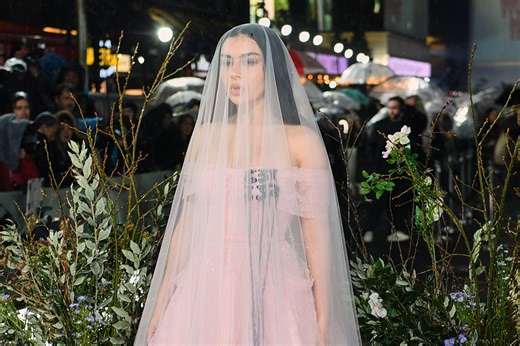 Charli XCX Turned Herself Into a Gothic Bride for the Wuthering Heights London Premiere
