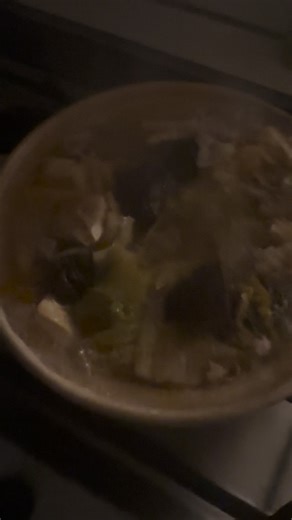 馬田 草織 on Instagram: "同時ごはん。この冬初のピェンロー、もちろん妹尾河童さんレシピ。朝から仕込んだ干し椎茸に鶏肉豚肉白菜春雨を鍋の許容ぎりぎりまで詰め、おまけで油揚げも入れてみた。煮込んだピェンローはとろみうま味鍋と化し、各自の器で塩やこしょうを足して調味しつつ完食。お宝スープは明日の朝のお楽しみに。冬はつくりたい鍋がどんどこ出てくるぞ。そしてピェンローの箸休めには酸味ばりばりの水キムチが最適。 #ピェンロー鍋"