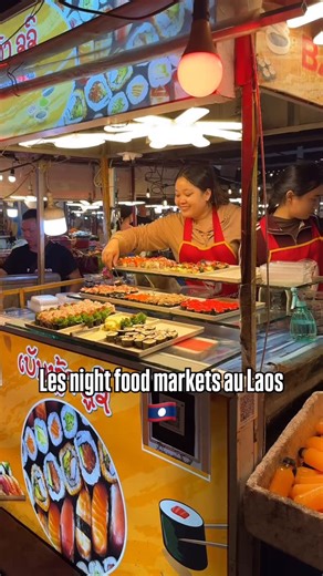 Gio 🌍 Découvertes on Instagram: "Plus d’infos 👇🏽 Les Night Food Markets font partie intégrante de la vie quotidienne au Laos. À la tombée de la nuit, les rues et places se transforment en des espaces de rencontre où tu peux rencontrer des habitants, des voyageurs, des familles et des vendeurs ambulants. 🍢 Bien plus que des marchés, ils sont avant tout des lieux sociaux où on mange sur le pouce, dans une ambiance simple et conviviale, fidèle à l’art de vivre lao et on a adoré ! 🍜 Ce qui les 