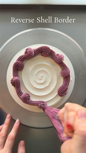 The Cake Occasion - Stephanie Long-Sims on Instagram: "A slowed down cake top view to see the reverse shell border. This can be done with just about any star or French piping tip and I can guarantee it’ll always give you a mind trick…. Aka forgetting which direction comes next… please tell me a complete brain malfunction happens to everyone else when doing this 🤣🤣 #cakedecorating #homebaker #cakelife"