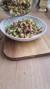 Ich liebe diesen leckeren Sellerie Salat, weil das richtig erfrischend ist und einfach vorzubereiten wird. Zutaten: 1Stange Sellerie 1 Apfel 1 rote Zwiebel 50 g Rosinen 100 g grob gehackte Walnüsse Salz, Pfeffer, Olivenöl Ich habe auch ein bisschen Walnussöl genommen Granatapfelsirup #essen Essen #food #rezepte #recipe | Was kommt heute auf den Tisch?