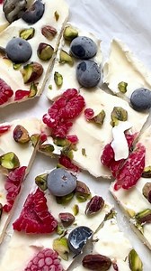 Frozen yoghurt bark med bær og pistacie. En lille iskold Low Carb treat her i varmen🥵 | Madbanditten