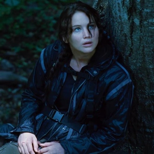 Cutting The BRANCH to Knock Down the Wasp's Nest 🐝😱#movie #movieshorts #thehungergames