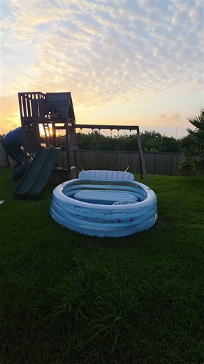 easy to clean, easy to set up and easy to take down. oh and so easy to have fun in. checks all my boxes for an inflatable pool! #inflatablepool #intex #intexpool #familypool #summerfun