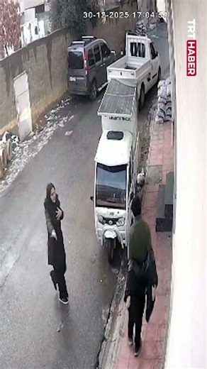 Mardin’de kopan elektrik teli, sokaktan geçenlerin üzerine düştü. Bir kişi montu sayesinde kurtuldu.