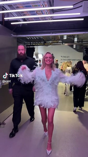 Kelsea Ballerini's Stunning Yellow Dress at the CMT Awards