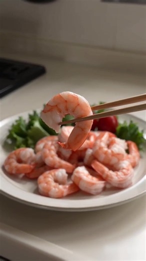 【送料無料】冷凍ソフトシェルバナメイエビ 500g 入り、1 袋あたり 20～25 尾の殻付き海老。殻ごと食べられる柔らかい殻が特長で、揚げ物・焼き物・鍋料理など多用途に使用可能。まとめ買いに適し、普段の食卓はもちろんお中元や贈答・ギフト用海鮮食材としても人気です#冷凍バナメイエビ # ソフトシェルシュリンプ # #殻付き海老 # お中元海鮮ギフト # まとめ買い食材 。