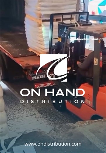 In logistics, every second matters. One overlooked safety step nearly turned this operation into a disaster. The trailer was not secured, the brakes were not engaged, and the situation escalated in seconds. Fortunately, no one was injured — but relying on luck is never a strategy. At On Hand Distribution, safety is embedded in every operation we manage. From strict unloading protocols to trained teams and preventive procedures, we protect your cargo, your people, and your reputation. Because in 