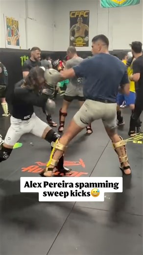 Alex Pereira is a nightmare sparring partner😂