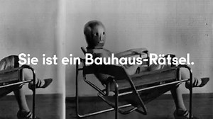 ORIGINAL BAUHAUS 4/14 6.9.2019 - 27.1.2020, Berlinische Galerie Wer ist diese Frau? 14 Fallgeschichten und über 1.000 Bauhaus-Originale warten darauf, in unserer Jubiläumsausstellung entdeckt zu werden. PS: Diese Unbekannte kommt euch inzwischen vielleicht bekannt vor 😉 #originalbauhaus bauhaus100 | Bauhaus-Archiv