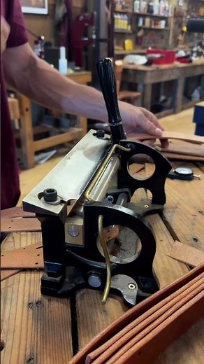 Belt end skiving on the Heritage Skiver #txheritage #leathercraft #workshop #handtools