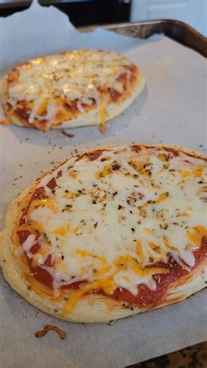 15 reactions · 6 comments | Easy Biscuit Mini Pizza Recipe #quickmeals #easymeals #momhacks | life by col | Facebook