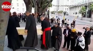 57K views · 998 reactions | The body of Archbishop Emeritus Desmond Tutu arrives at the St George's Cathedral. His body will lie in state at St George’s Cathedral from today, instead of Friday as it was initially announced. https://bit.ly/3JquupV  Phando Jikelo/African News Agency (ANA) | Daily Voice | Facebook