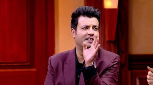 1.2M views · 10K reactions | aakhir kaun hai ye jo Vicky Kaushal ke liye laaye hain aisi atrangi script? jaanne ke liye dekhiye #CaseTohBantaHai, now streaming. Riteish Deshmukh Kusha Kapila Varun Sharma Paritosh Tripathi Banijay Asia #RiteishDeshmukh #KushaKapila #VarunSharma #VickyKaushal #ParitoshTripathi #CaseTohBantaHai #AmazonminiTV #CaseTohBantaHaiOnminiTV #WatchNow #WatchFree #AtrangiIlzaams | Amazon MX Player | Facebook