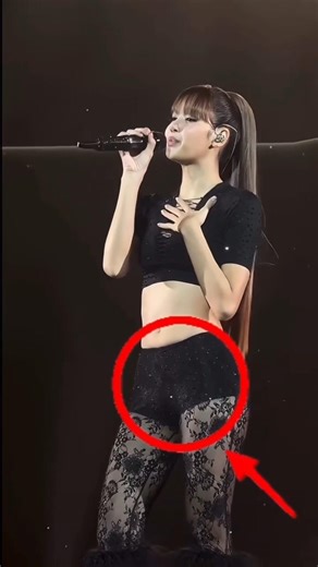 😱🤑🔥 Stage pe aate hi vibe change! Lisa ka killer black outfit + powerful performance=#starlookprice
