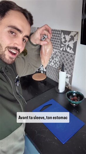 Hugo | Diététicien & APAS expert en Sleeve-Bypass on Instagram: "C’est une phrase que j’entends très souvent. Et pourtant, dans la majorité des cas, ce n’est pas ton estomac qui s’est agrandi. La chirurgie agit sur l’estomac, oui. Mais ce qui influence le plus la reprise de poids, ce sont les habitudes qui reviennent petit à petit : • des repas désorganisés • des grignotages liés au stress ou à la fatigue • une activité physique irrégulière • un sommeil de mauvaise qualité • une relation compliq