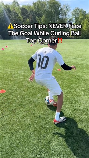 ⚠️Soccer Tips: NEVER Face Goal While Curling Ball To Corner‼️#soccer #football