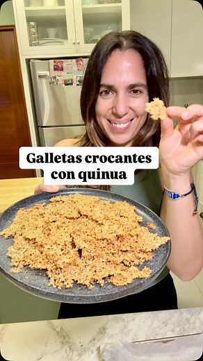 Estas galletas de quinua te van a sorprender! Son parte de mi serie #100RecetasConQuinua y quedan crocantes, doraditas y perfectas para acompañar lo que quieras. Solo necesitas: • 2 tazas de quinua cocida • 2 tazas de queso parmesano rallado (opcional: orégano) Mezclas, horneas en 350F por 20 minutos y listo. Disfrútalas con ensaladas, dips o solitas como snack. ¿Te animas a prepararlas? Guárdalas, compártelas y cuéntame cómo te las comerías tú. #GalletasDeQuinua #RecetasParaAlmuerzo #RecetasCon