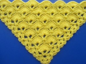 Chal triangular tejido a crochet en punto abanicos