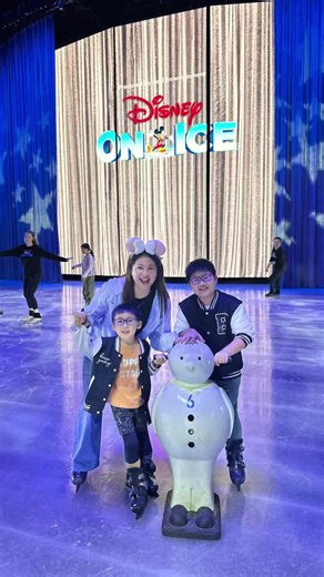 Sorry we couldn’t hear you this morning… we were busy slipping & sliding at 𝐃𝐢𝐬𝐧𝐞𝐲 𝐎𝐧 𝐈𝐜𝐞 𝐒𝐢𝐧𝐠𝐚𝐩𝐨𝐫𝐞 🇸🇬 😂⛸️ Not performing ok—but got the chance to learn ice skating with the actual performers!! 𝐆𝐨𝐚𝐥: 𝐝𝐨𝐧’𝐭 𝐟𝐚𝐥𝐥… 𝐫𝐞𝐚𝐥𝐢𝐭𝐲: 𝐲𝐨𝐮 𝐰𝐨𝐧’𝐭 𝐥𝐞𝐚𝐫𝐧 𝐮𝐧𝐥𝐞𝐬𝐬 𝐲𝐨𝐮 𝐝𝐨 🤭 Such a magical preview being up close with 𝐌𝐢𝐜𝐤𝐞𝐲, 𝐌𝐢𝐧𝐧𝐢𝐞 & 𝐟𝐫𝐢𝐞𝐧𝐝𝐬 ✨ Thank you for having us—can’t wait for the show tomorrow!! See you there ✨ Hurry book your t