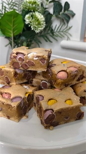 We heard that blondies have more fun (especially when Cadbury Mini Eggs are involved)😉 Here’s everything you need to make this Easter treat by @jonwatts88 100 g granulated sugar 125 g soft brown sugar 180 g butter, melted 3 medium eggs 2 tsp vanilla paste 250 g plain flour 1 tbsp corn flour 160 g mini eggs, smashed (plus extra for putting on top) #Cadbury #Easter | Damfar