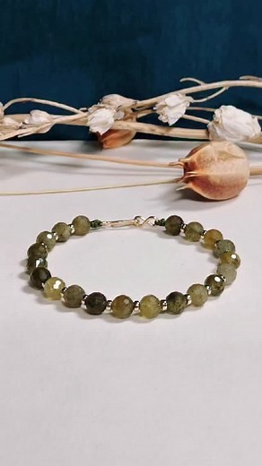 455K views · 9.8K reactions | DIY : un bracelet en Grenat vert, parfait pour briller pendant les fêtes  Références dispo sur notre site (lien en bio) : - 08201103 - Grenat vert rond facetté 6mm - 90004530 - Perles rondelles 3mm Gold Filled - 18172006 - Fil polyester vert 0.8mm - 94103835 - Fermoir Crochet 14mm Gold Filled Audio : @itsaronofficial #grenatvert #bracelet #diy #christmasgiftideas #noel | France Perles | Facebook