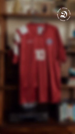 Dégaine (by So Foot) on Instagram: "🇨🇱 Ce maillot du Chili de 1994 a été réédité par adidas, alors qu’il n’a jamais été porté en compétition officielle ! On te raconte l’histoire assez folle qui se cache derrière…"