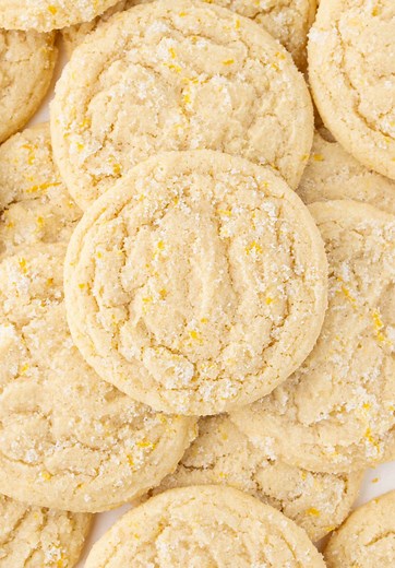 Cake Me Home Tonight (@cakemehometonight) - Time to brighten things up a bit with some simple and delicious lemon sugar cookies! Recipe on cakemehometonight.com! #lemon #sugarcookies #cookies
