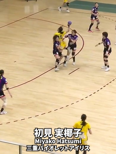 激しいアタックとカバーリングのハンドボール試合