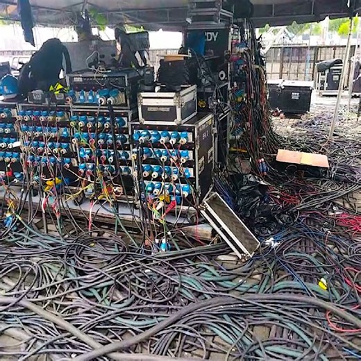👍 The importance of good cable management #cable #cables #music #mixing #cablemanagement #sound | Avid