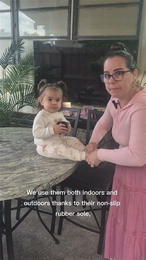 Non-slip, sock-style shoes for babies, comfortable and safe for their first steps.