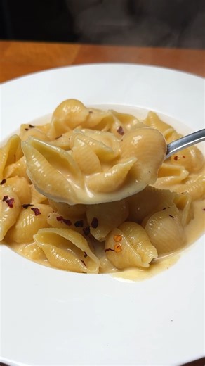 Roasted Garlic & Lemon Pasta🍋 Another recipe with garlic, but it’s just too good not to make several of them!😍 This one is creamy, tasty and fresh thanks to the lemon!✨ Ingredients: 7 oz - 200g pasta of choice 2 whole heads garlic 2 tbsp olive oil 1 oz - 30g butter cubed ½ tsp pepper 1 cup - 240ml cream 2 - 3 tbsp freshly squeezed lemon juice Zest of a lemon 1.5 oz - 50g parmesan, finely grated Extra zest to serve Dried paprika flakes, optional Trust us, the balance between the garlic and lemo