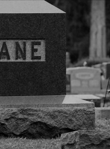 L’antologia di Spoon River di Edgar Lee Masters è una raccolta di versi pubblicata negli Stati Uniti tra il 1914 e il 1915. Masters compone una serie di epitaffi come se fossero stati scritti in prima persona dai defunti sepolti nel cimitero di Spoon River, piccola città immaginaria della provincia americana. La fortuna dell’opera è immediata. In Italia arriva per la prima volta nel 1943, grazie alla traduzione di Fernanda Pivano. Nel 1971, ispira un capolavoro discografico di Fabrizio De André.