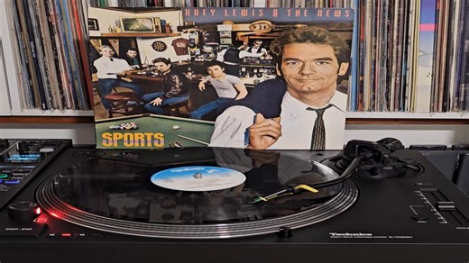 5.9K views · 269 reactions | Esquece as coisas ruins agora... Eu vou por um disco pra tocar, então vem lembrar comigo O Poder do amor! Direto do filme 푫풆 푽풐풍풕풂 풑풂풓풂 풐 푭풖풕풖풓풐... Vamos 푫풆 푽풐풍풕풂 풑풂풓풂 풐 푷풂풔풔풂풅풐! 퐇퐮퐞퐲 퐋퐞퐰퐢퐬 & 퐓퐡퐞 퐍퐞퐰퐬  퐓퐡퐞 퐏퐨퐰퐞퐫 퐎퐟 퐋퐨퐯퐞 | Traduções de Músicas Internacionais | Facebook