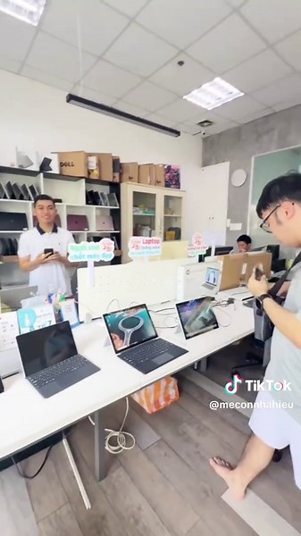 Hai mẹ con cô trò đi chơi ở Đà Nẵng loanh quanh lại vào 1 địa chỉ bán máy tính bảng có vẻ khá uy tín. Và kết quả là bạn Hiếu đã mua được 1 cái máy tính bảng theo như đánh giá của các cô cùng đoàn là ngon bổ rẻ . Máy tính này sẽ phục vụ Hiếu vẽ thiết kế đồ họa để có những sản phẩm in lên áo phông . #m#meconnhaHiu#n#nguoitukydethuong#t#tienich24h