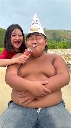 Món Quà Bất Ngờ Mừng Sinh Nhật Anh Trai 😂