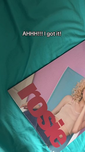 Unboxing ROSIE Vinyl: VampireHollie Edition