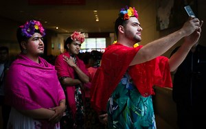 25K views · 815 reactions | In honor of Frida Kahlo’s 110th birthday, the Dallas Museum of Art pulled out all the stops Thursday night to celebrate the Mexican painter’s life and legacy. More: https://www.dallasnews.com/arts/arts/2017/07/06/honoring-frida-kahlo-many-frida-kahlos-dallas-museum-art-aims-seta-world-record | The Dallas Morning News | Facebook