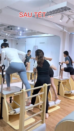 Pilates - Quay Trở Lại Tập Luyện An Toàn Sau Tết Sau Tết, rất nhiều nhiều chị em đều chung một cảm giác: 👉 Cân nặng tăng lúc nào không để ý 👉 Cơ thể nặng nề, uể oải, khó quay lại nhịp sinh hoạt cũ 👉 Vai gáy cứng, lưng mỏi, sáng dậy đã thấy mệt Không phải vì bạn thiếu kỷ luật. Mà vì cơ thể đã “lệch nhịp” sau những ngày ăn nhiều – ngồi nhiều – ngủ muộn – ít vận động. Và cũng vì vậy, nhiều người nóng vội quay lại tập luyện rồi gặp tình trạng: ❌ Tập quá sức ngay từ đầu ❌ Tự tập theo video nhưng s
