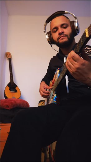 La « walking Bass » une technique a avoir si vous voulez accompagné comme Joe pass par exemple quand il vous manque votre bassiste #guitar #tuto #practice #bass #walkingbass #jazz #jazzguitar #tips #guitartips #autumnleaves🍂 #chords #lesson #quicklesson #artmoniestudio | Art’monie Studio