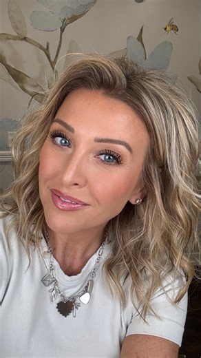 Makeup doesn’t have to be confusing or frustrating 🙌🏻 My full face of makeup is from one customizable palette and some great new releases launching TODAY 😍 Shop NEW here 👇🏻 https://ashleyerickson.seintofficial.com/en/shop/office/107?aff=NjEwNTMx Face colors used: Athens highlight, White Peach and Versailles brightening highlight, Xanadu bronzer, Madrid lip/cheek Eye colors used: Stay Golden, Butterscotch, Woodland (all shadows), Chai Silk pencil for brows, Cinnamon Silk pencil for tight lin