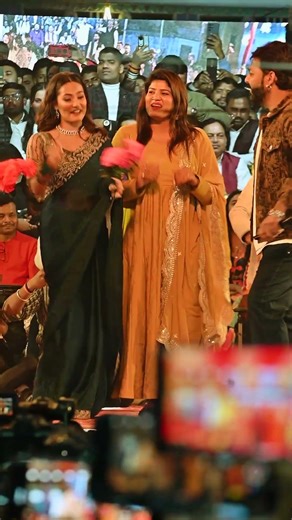 पवन सिंह के साथ क्वीन शालिनी और यामिनी सिंह की जोड़ी।