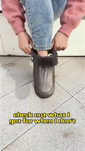 On rainy days, with these shoe covers, you don't have to worry about your shoes getting dirty or wet! They're thickened, anti-slip, and wear-resistant-super durable and practical! #ShoeCovers #RainyDayEssential #WaterproofShoeCovers #AntiSlipShoes #tiktokshop