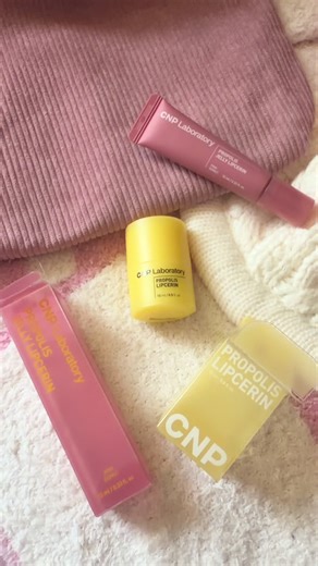 Korean skin care @CNP Laboratory US Jelly Lipcerin— •Double-lock applicator for no messy leaks •Diagonal jelly tip for smooth & seamless application •5 shades in a lightweight & non-sticky formula Scents— Cherry Pie Pink Donut Caramel Pudding Grapefruit Candy Honey Cake Honey Lipcerin — •Dial-twist container for hygienic use •Clinically proven to nourish lips for 12 hours •Rich Overnight Mask Quick Makeup Prep #cnplaboratory #lipcerin #jellylipcerin #honeylipcerin #lipbalm