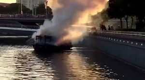 MARINA BAY BOAT FIRE: Other boats helped nudge the burning river taxi near firefighters, eyewitness Kenneth Lim says. http://bit.ly/29M9V88 (Video: Kenneth Lim) | CNA