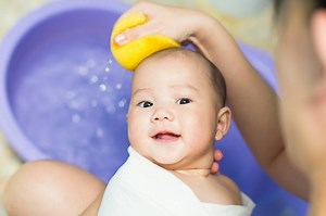 Here's How You Should Wash Your Newborn's Hair | theAsianparent Singapore