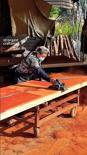 The electric planer smoothes the entire original wood board. Good tools can provide efficiency