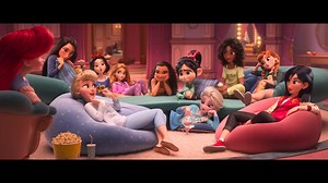 キュートで新鮮✨プリンセス達の新スタイル❣ 一人ひとりの服にネタ満載✨ 全員分わかる❓ 👕シンデレラのTシャツに「もういかなくちゃ（got to go）」の略「G2G」 🍎白雪姫のジーンズにはリンゴ 🐻メリダのタンクトップにはクマのイラストと「Mum（ママ）」の文字！ | ディズニー・スタジオ