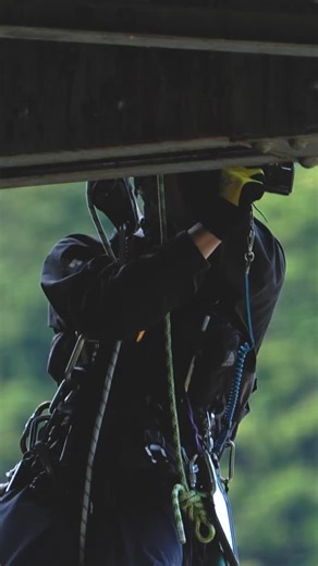きぃすとん | keystone.sorat | Single Rope on Instagram: "ロープ高所点検 橋梁点検 Bridge Inspection . [ロープアクセス技術SORAT] 近接目視・直接観察の切り札 ロープアクセス技術【SORAT】をご紹介! 【世界に誇るロープアクセス技術】 【SORAT】 高所への移動に最適な手法が足場を使わないロープアクセスというロープを用いて移動する技術です。 その中でも、当社 (株)きぃすとんが 開発し用いる【SORAT】は 3次元の移動が 可能な業界随一の技術です。 創業以来35年間無事故の安全実績あり、 安全・迅速な作業を実現する、 世界に誇るロープアクセス技術です。 当社は現場への確かなアクセス方法と、 高品質な点検・試験の技術で、確実に点検試験を実施しています。 インフラ点検ことなら、ロープアクセス調査専門会社の「株式会社きぃすとん」にお任せ下さい! Bridge Inspection 橋梁点検 [SORAT Rope Access Technology] The Ultimate Solution for Close