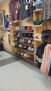 Dans les dernières semaines, nous avons eu de très belles nouveautés du côté de la mode. Avec Noël qui arrivera rapidement, prend de l'avance dans tes cadeaux en venant à la boutique! 🤠 | Boutique Caval'Arc
